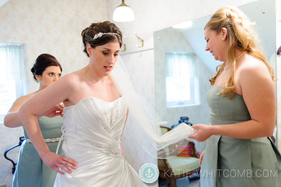 bride getting ready at grace united methodist church