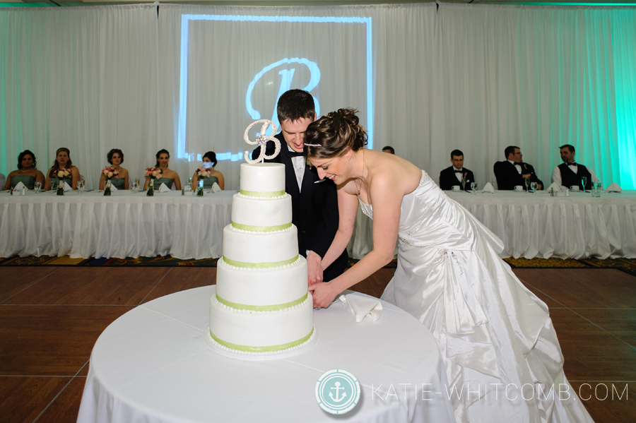 bride and groom cut the cake at doubletree by hilton