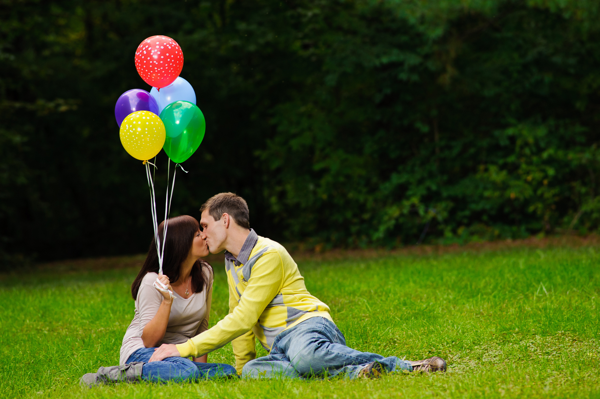 balloons as a prop in an engagement session