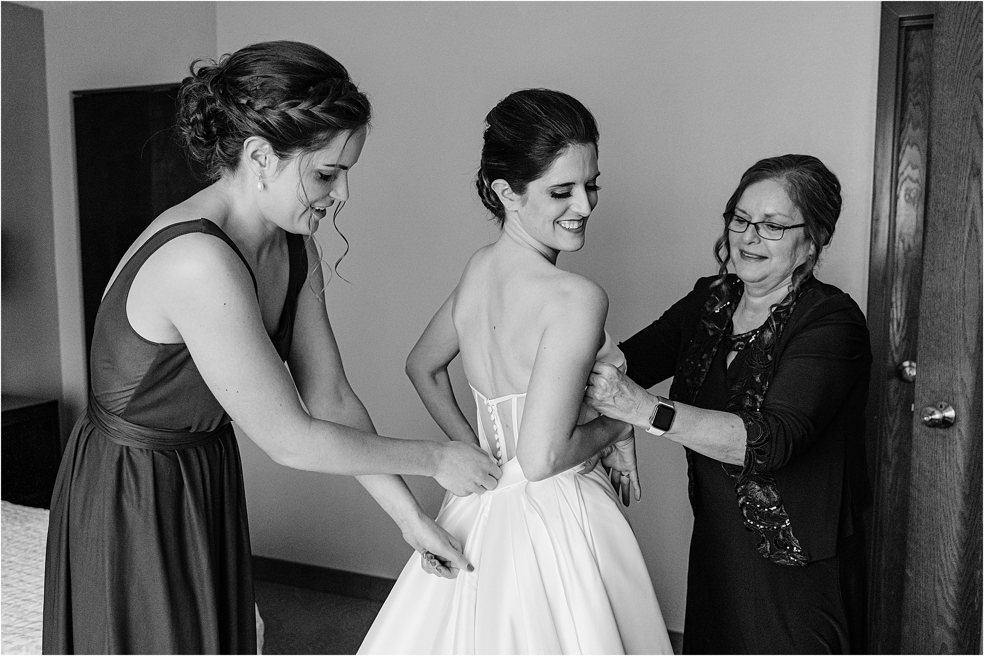 005-Caitlin-Kevin-Katie-Whitcomb-Photography-classic-elegant-notre-dame-winter-wedding-bride-getting-ready.jpg